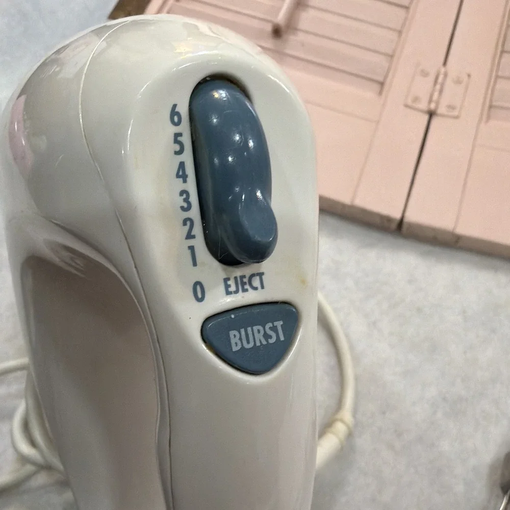 Hamilton Beach 6-Speed Electric Hand Mixer Works Great Good Condition Used. 4 At